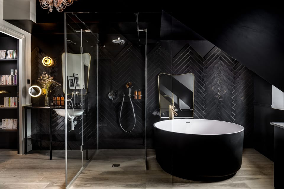 Junior Suite (Deluxe) | Bathroom | Eco-friendly toiletries, towels