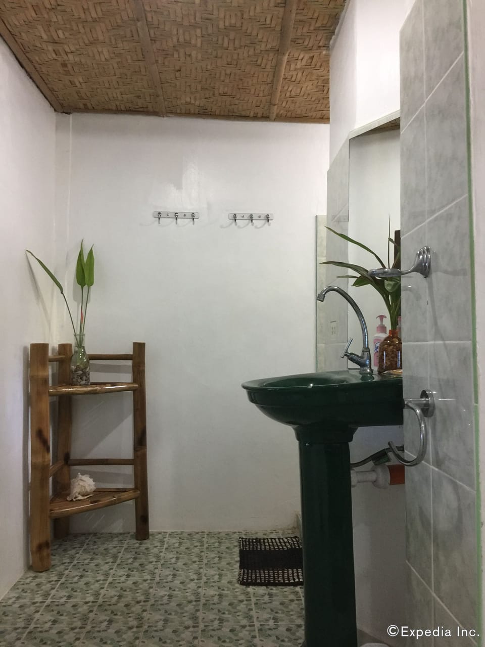 Shower, bidet, towels