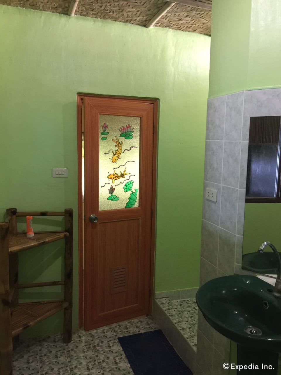Shower, bidet, towels