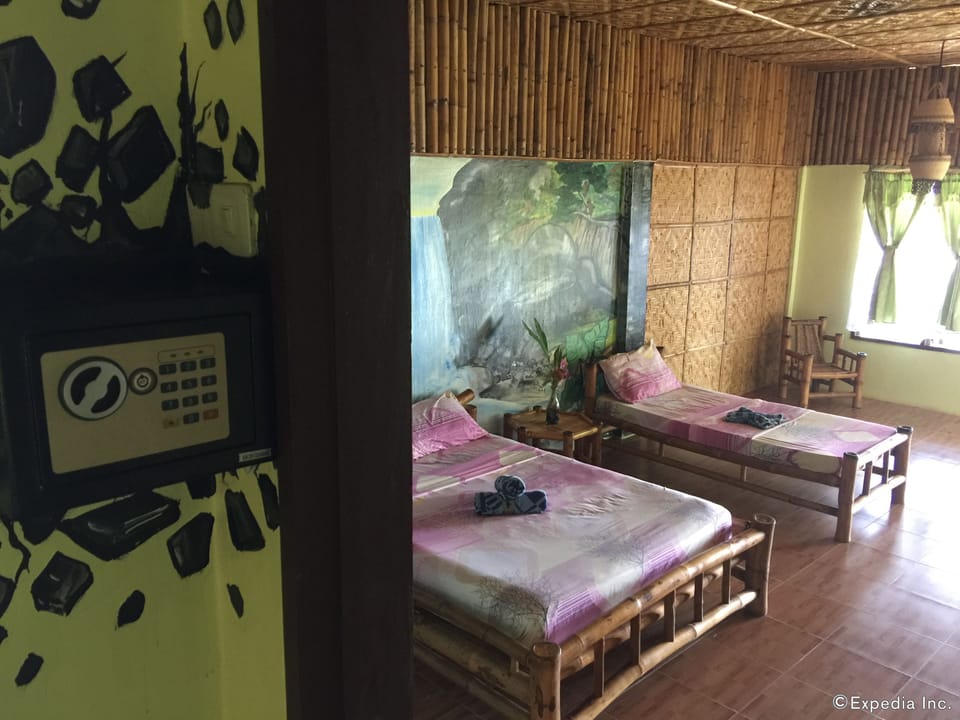 Family Room | Minibar, in-room safe, soundproofing, bed sheets