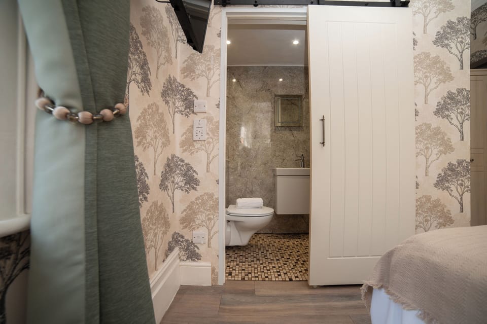 Comfort Double Room | Bathroom | Hair dryer, towels, toilet paper