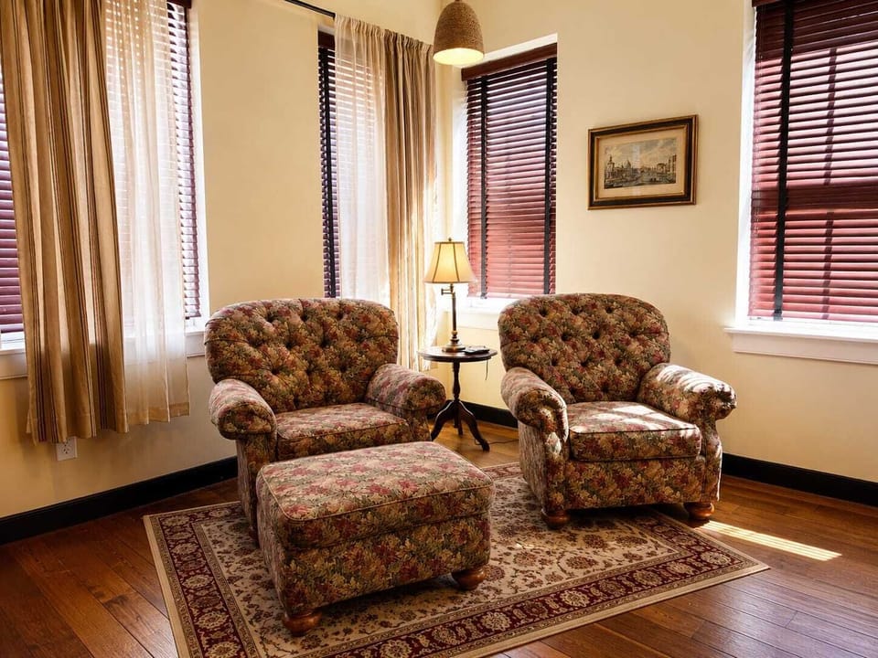 Queen-Esther Suite | Desk, soundproofing, iron/ironing board, free WiFi