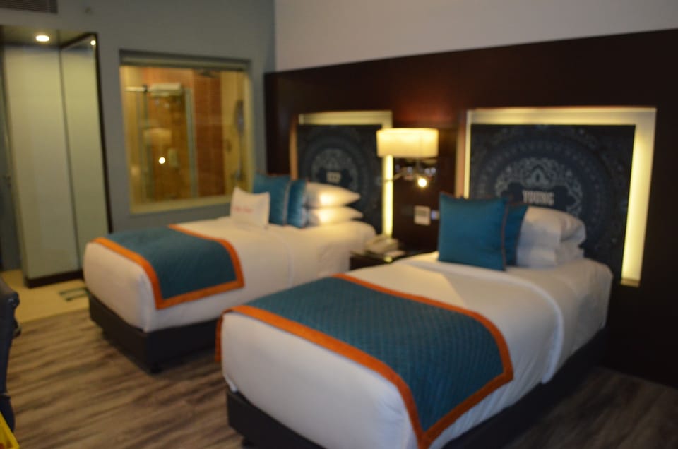 Zone Room | 1 bedroom, minibar, in-room safe, desk