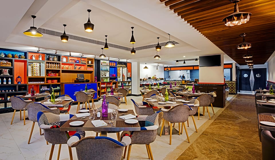 2 restaurants; breakfast, lunch, and dinner served