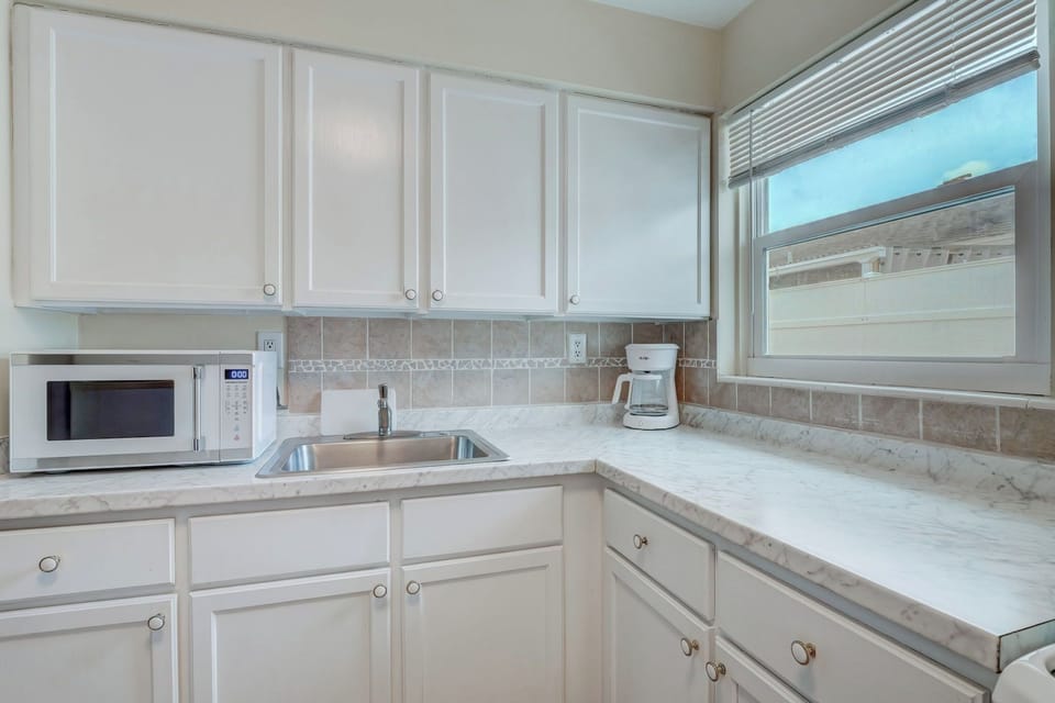 Studio | Private kitchen | Full-size fridge, microwave, oven, stovetop