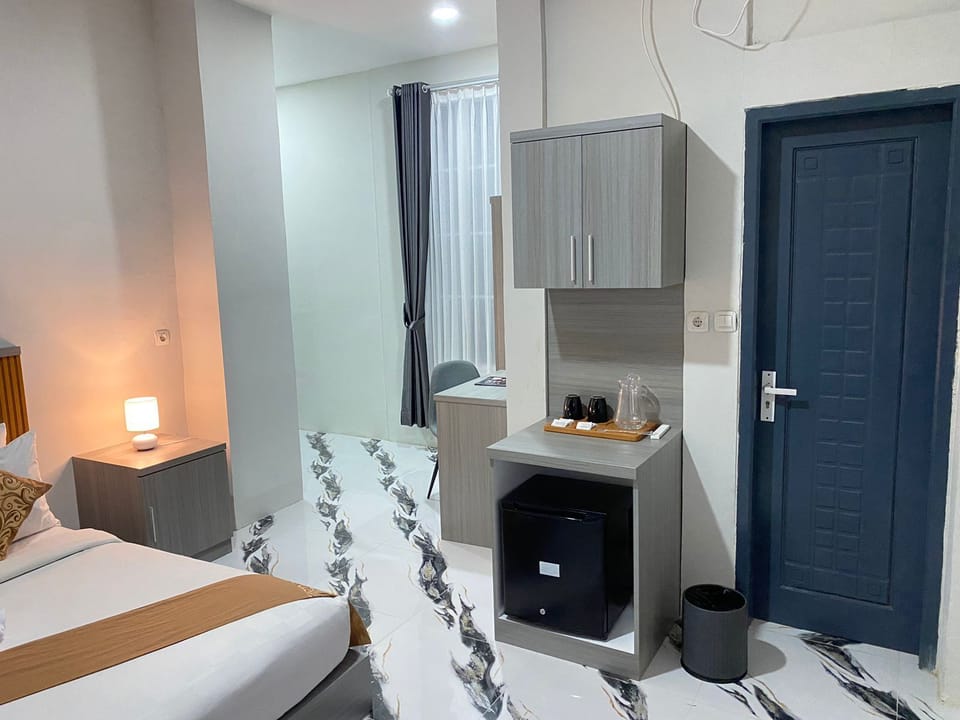 Deluxe Room, 1 King Bed | Desk, laptop workspace, blackout drapes, iron/ironing board