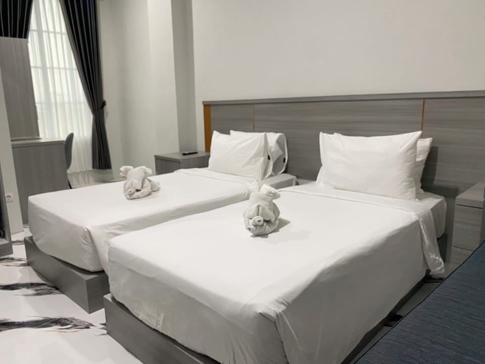 Deluxe Twin Room | Desk, laptop workspace, blackout drapes, iron/ironing board