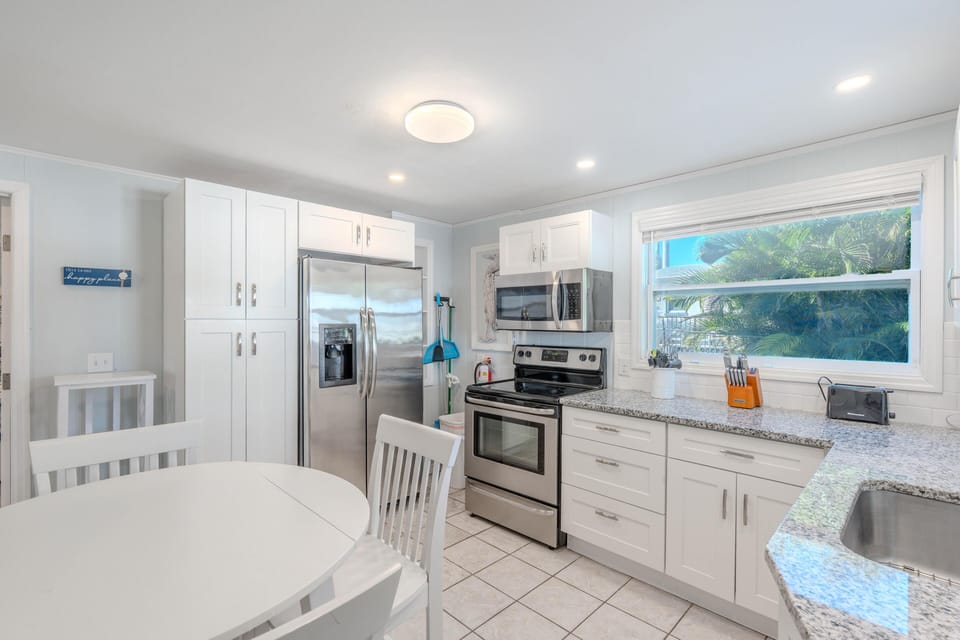House, Multiple Beds (Blue Pearl Manor) | Private kitchen