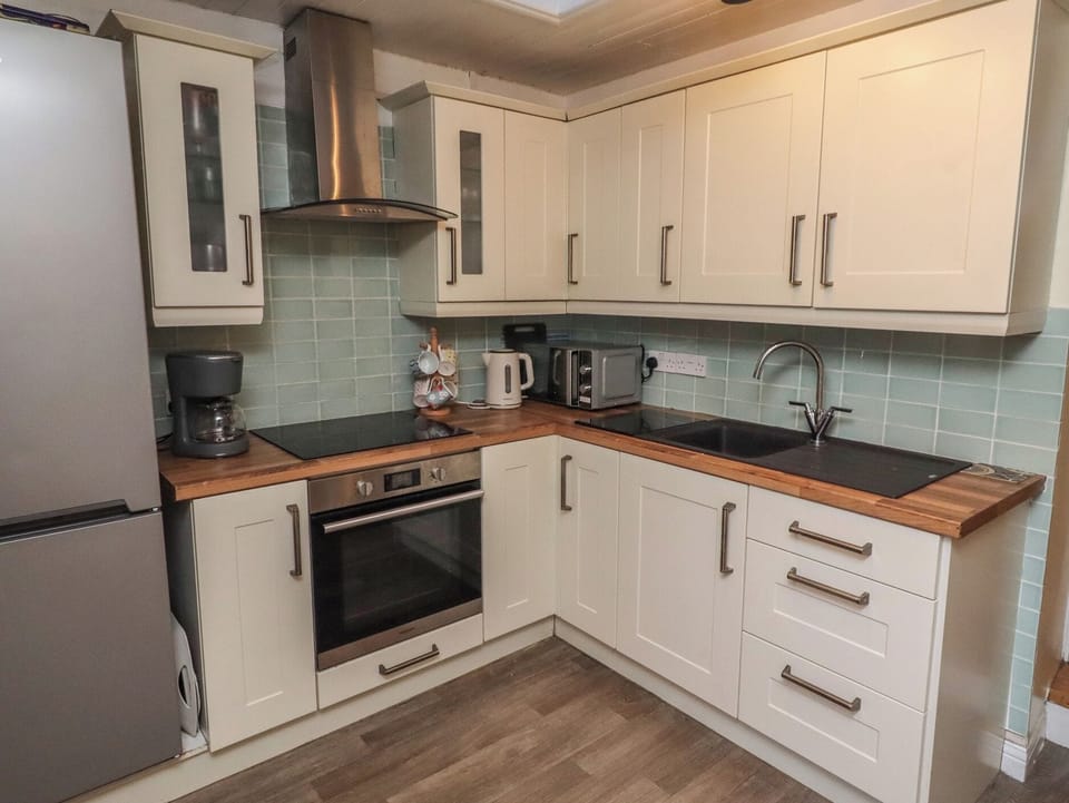 Dishwasher, cookware/dishes/utensils