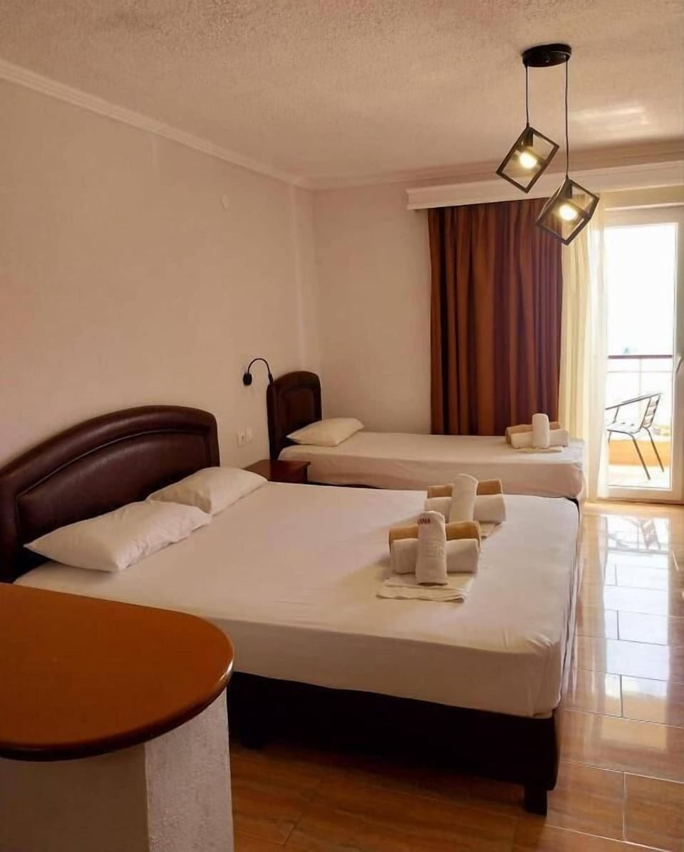 Standard Studio | Desk, blackout drapes, soundproofing, free WiFi