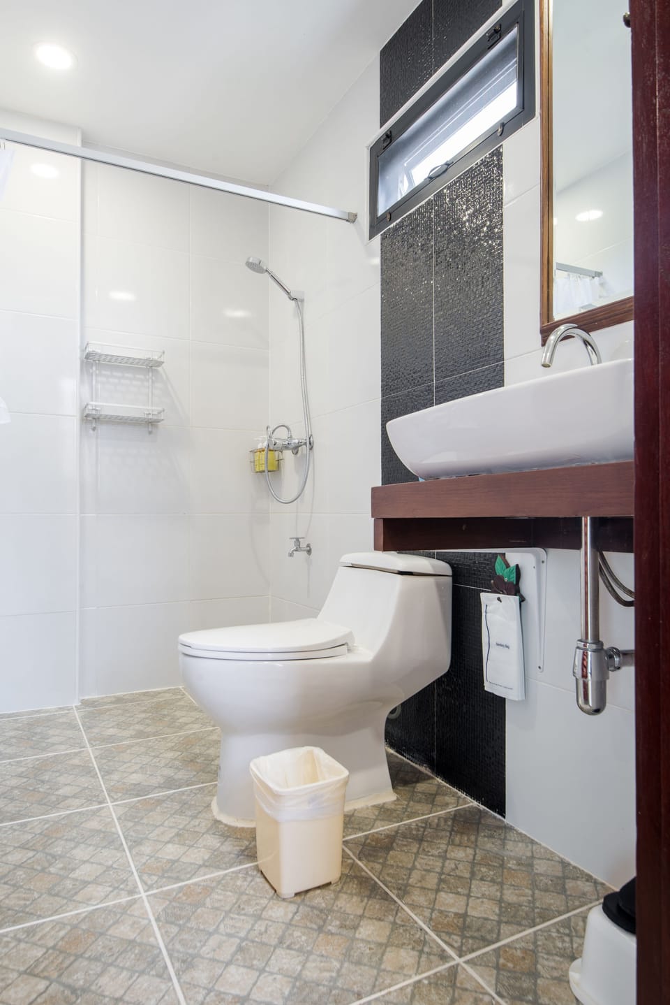 Superior Double Room | Bathroom | Shower, free toiletries, hair dryer, slippers