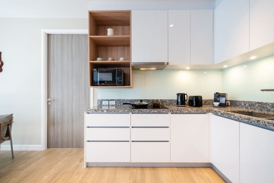 Deluxe Apartment, 2 Bedrooms, Balcony | Private kitchen | Microwave, stovetop, toaster, highchair