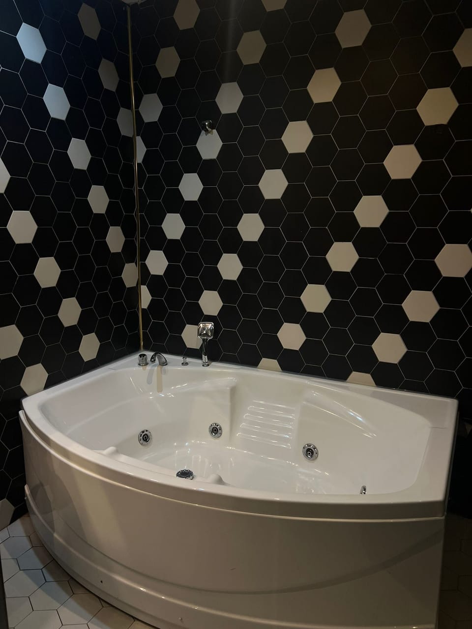 Bathtub, jetted tub, free toiletries, hair dryer