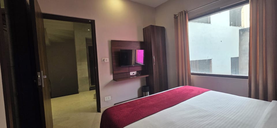 Deluxe Double Room | Desk, laptop workspace, iron/ironing board, free WiFi