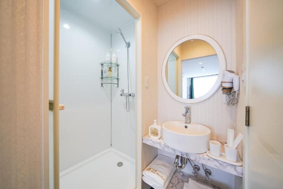 Comfort Twin Room | Bathroom | Slippers, bidet