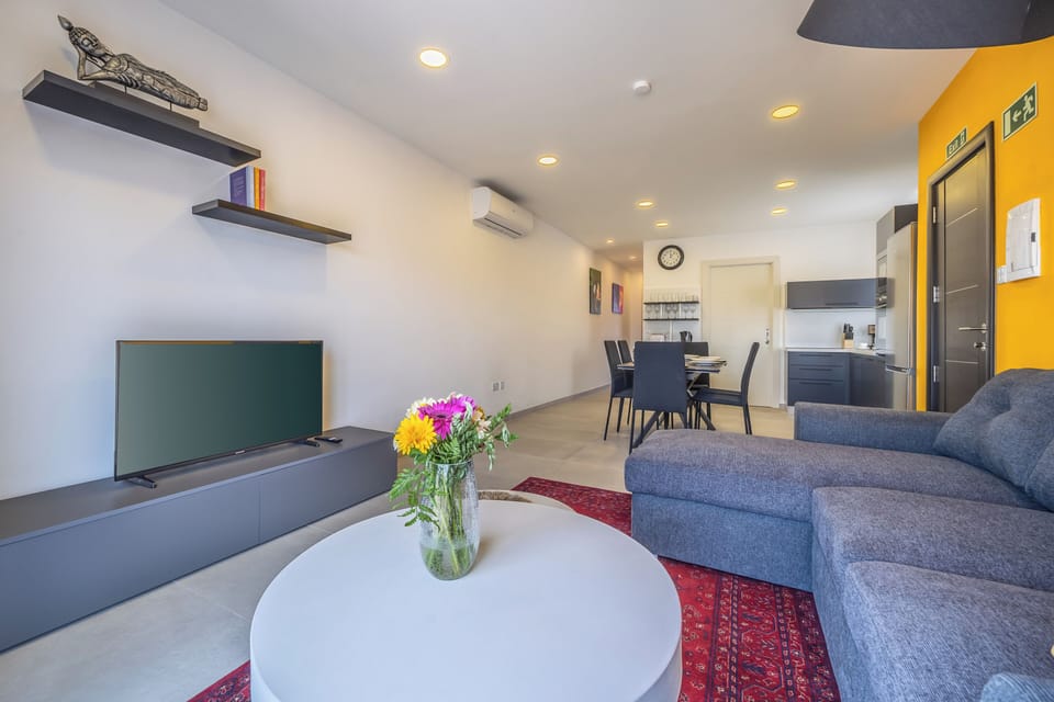 Penthouse, Kitchen, City View | Living area