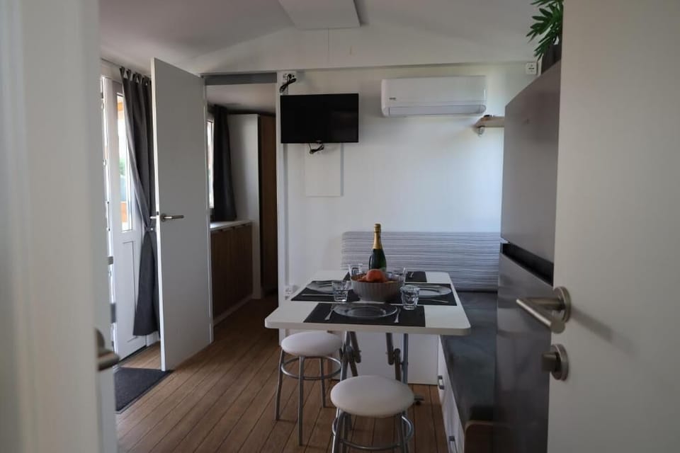 Premium Mobile Home | Dining
