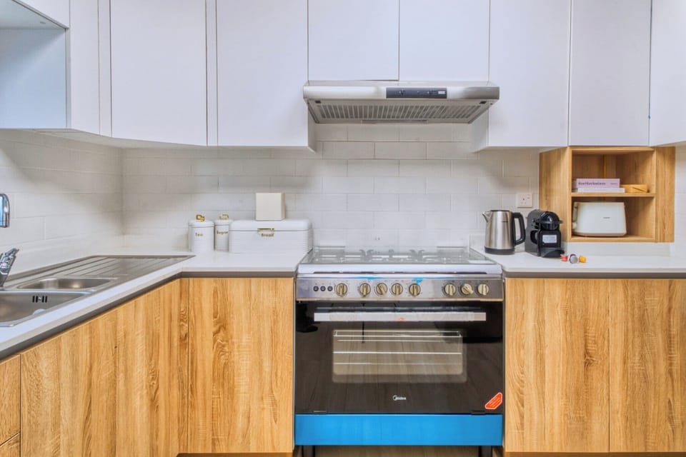 Luxury Apartment, City View | Private kitchen