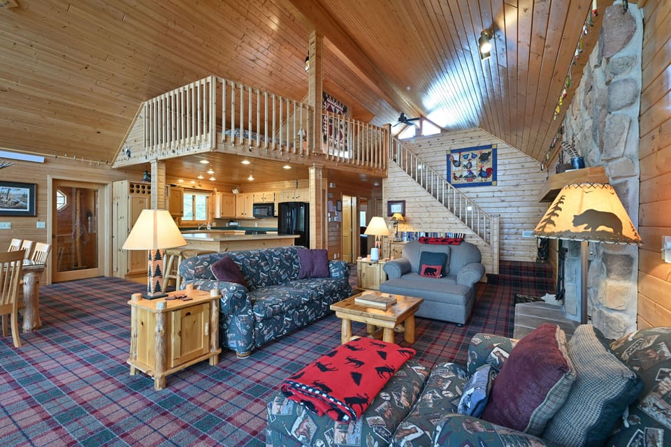 House, 4 Bedrooms | Living area | Smart TV