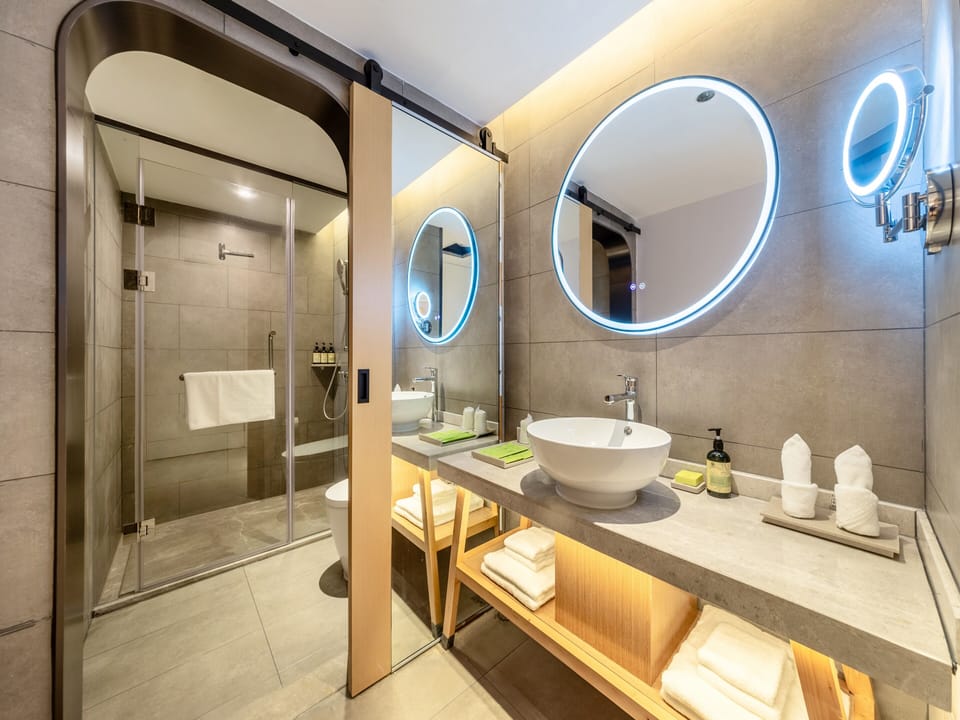 Shower, free toiletries, hair dryer, towels