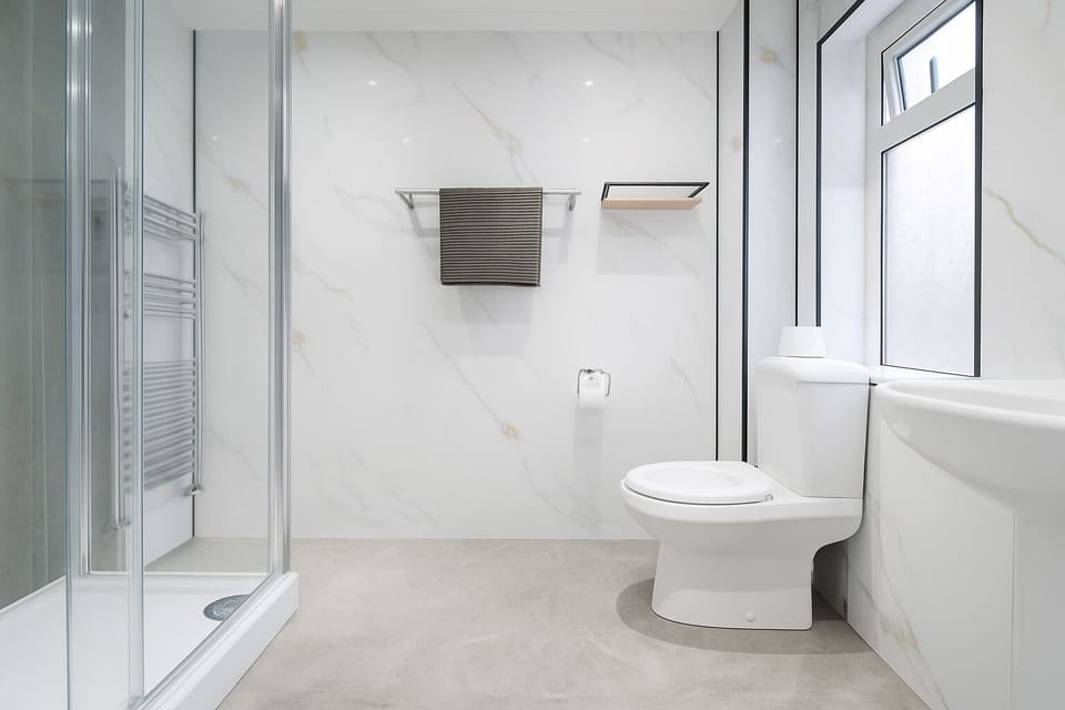 Room 212 | Bathroom | Hair dryer, towels, shampoo, toilet paper