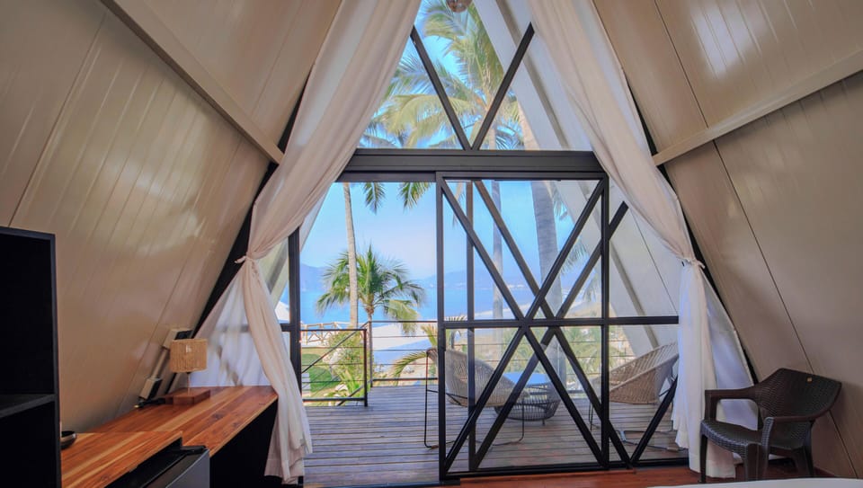 Single Room, Balcony, Beach View | Minibar, WiFi (free), bed sheets