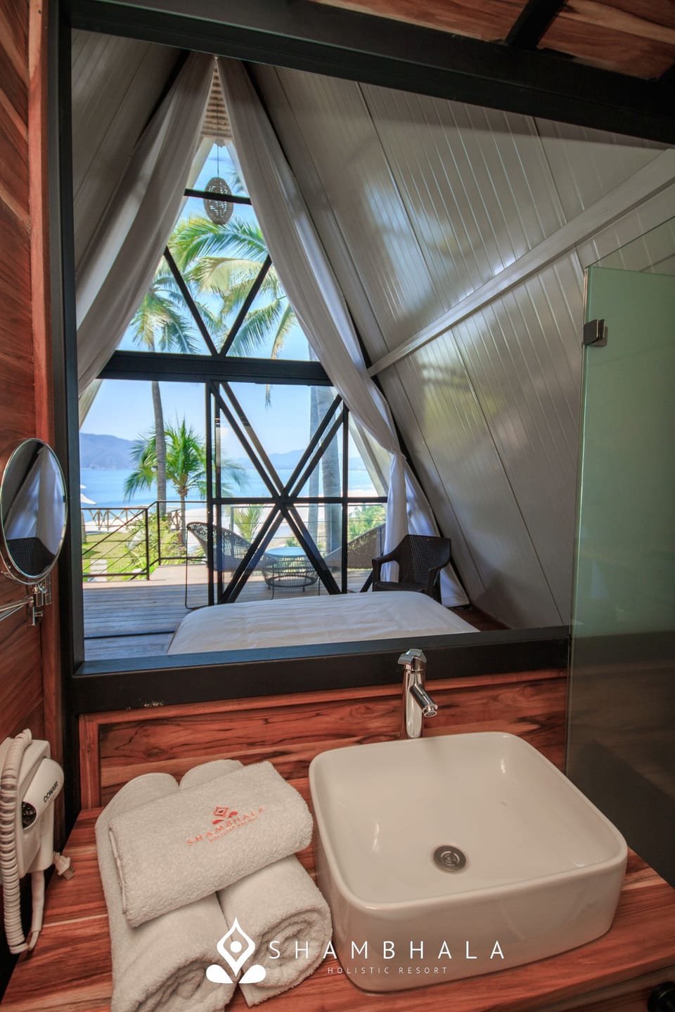 Single Room, Balcony, Beach View | Minibar, WiFi (free), bed sheets