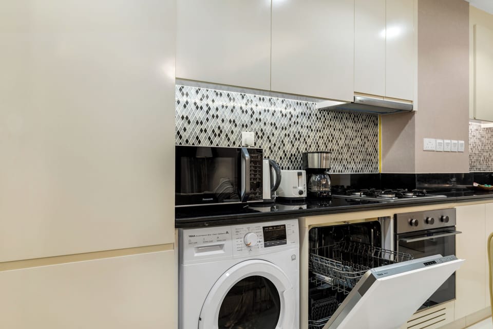 Deluxe Apartment, City View | Private kitchen