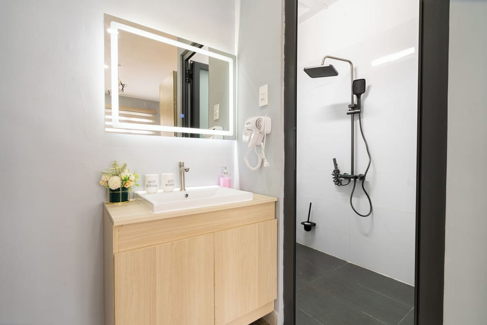 Luxury Double Room, Balcony, City View | Bathroom | Shower, hair dryer, bidet, towels