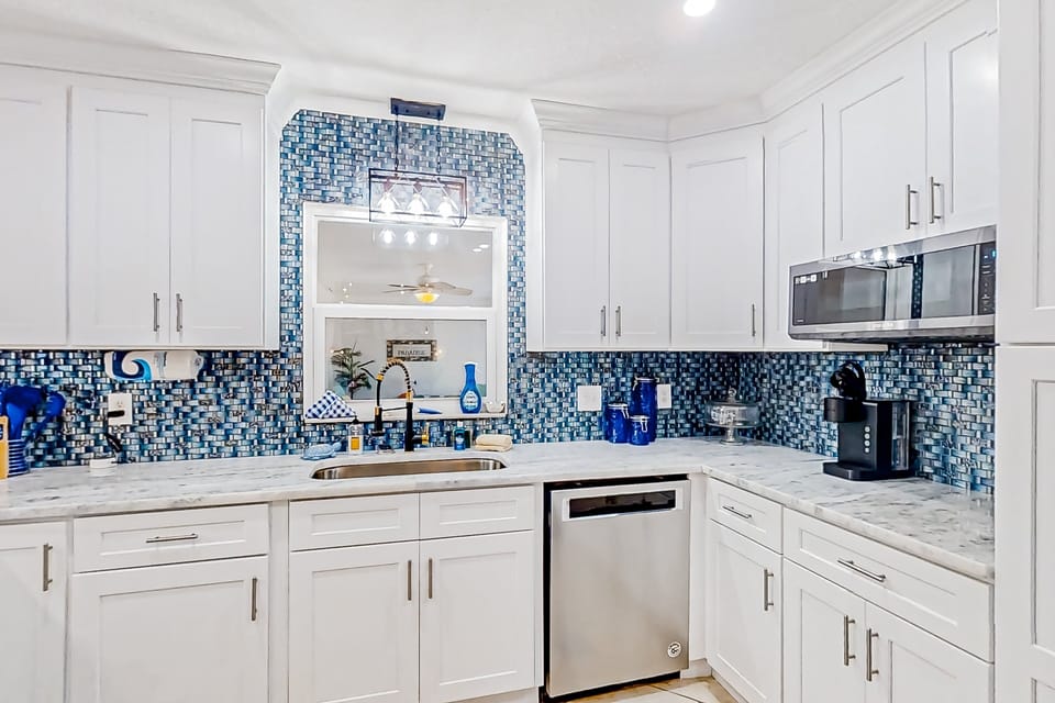 House, Multiple Beds, Pool Access, Pool View (Port Orange Linda's Lizard Landing) | Private kitchen