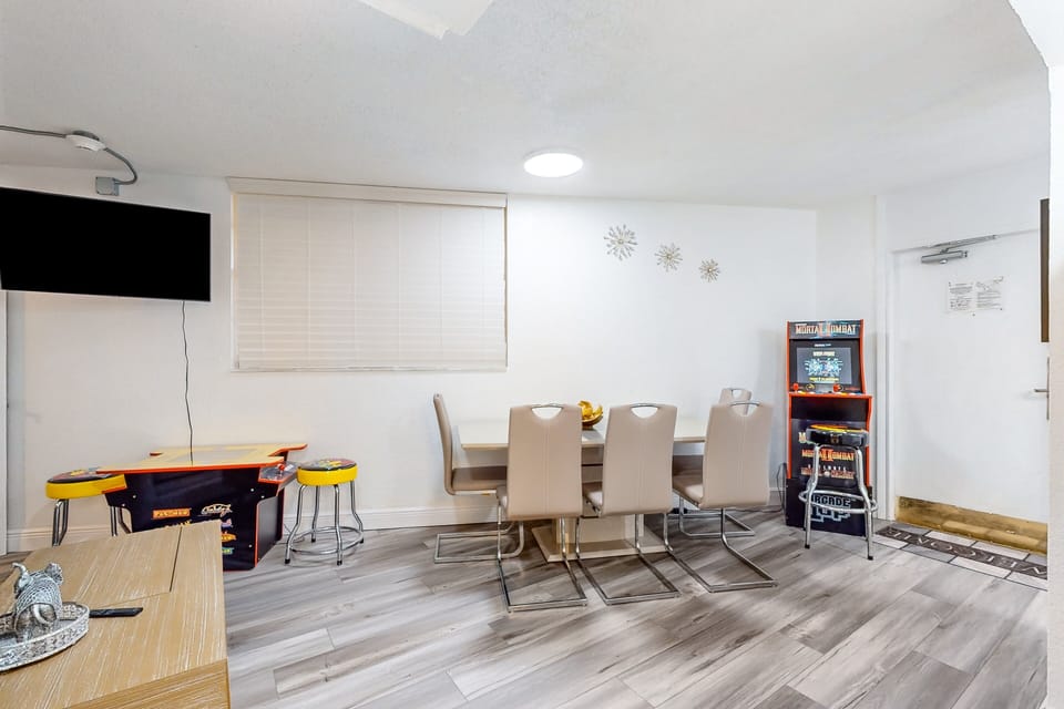 House, Multiple Beds, Balcony, Beach View (Daytona Hawaiian Inn 431) | Interior
