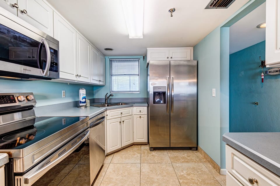 Condo, Multiple Beds, Balcony, Ocean View (Van Lee 1003 - Oceanview Beach Condo) | Private kitchen