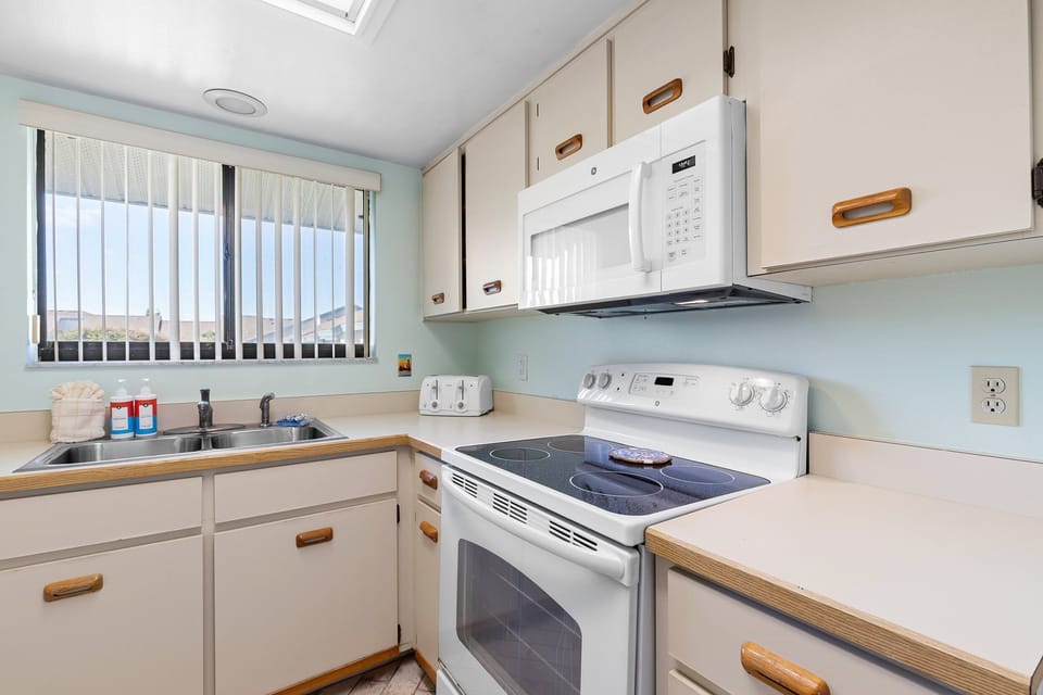 House, Multiple Beds, Balcony, River View (Sea Woods Condo 257) | Private kitchen