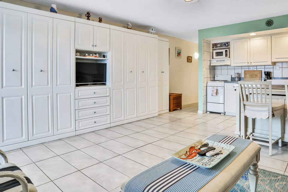 Studio, Multiple Beds, Balcony, Ocean View (Mariners Cove 302) | Interior