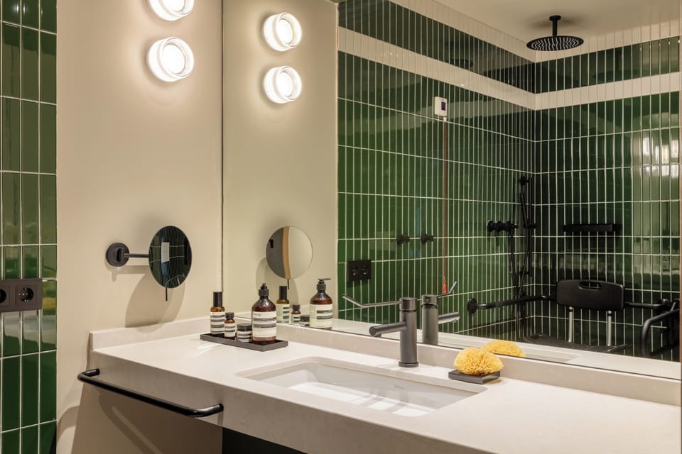 Deluxe Double Room, Accessible | Bathroom | Hair dryer, towels, soap, shampoo