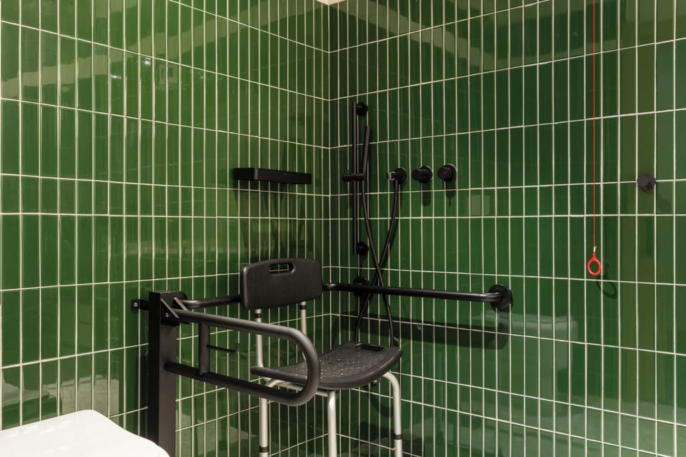 Deluxe Double Room, Accessible | Bathroom | Hair dryer, towels, soap, shampoo