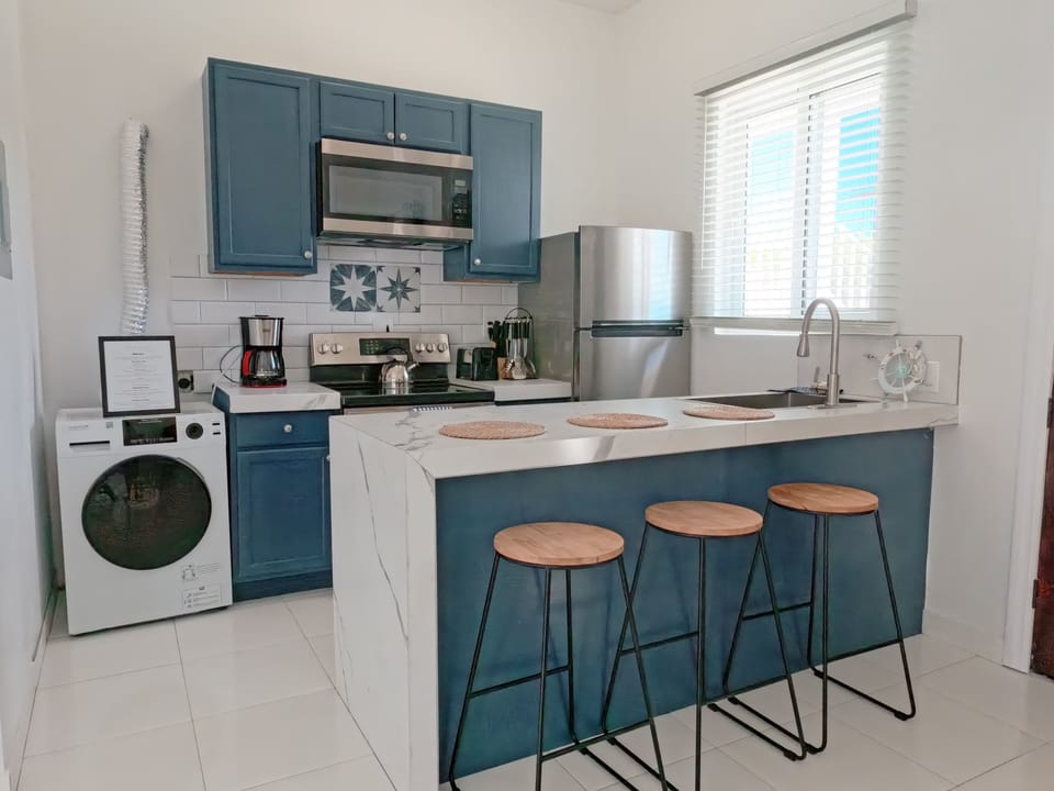 Comfort Apartment, Patio, Garden View | Private kitchen | Fridge, microwave, oven, stovetop