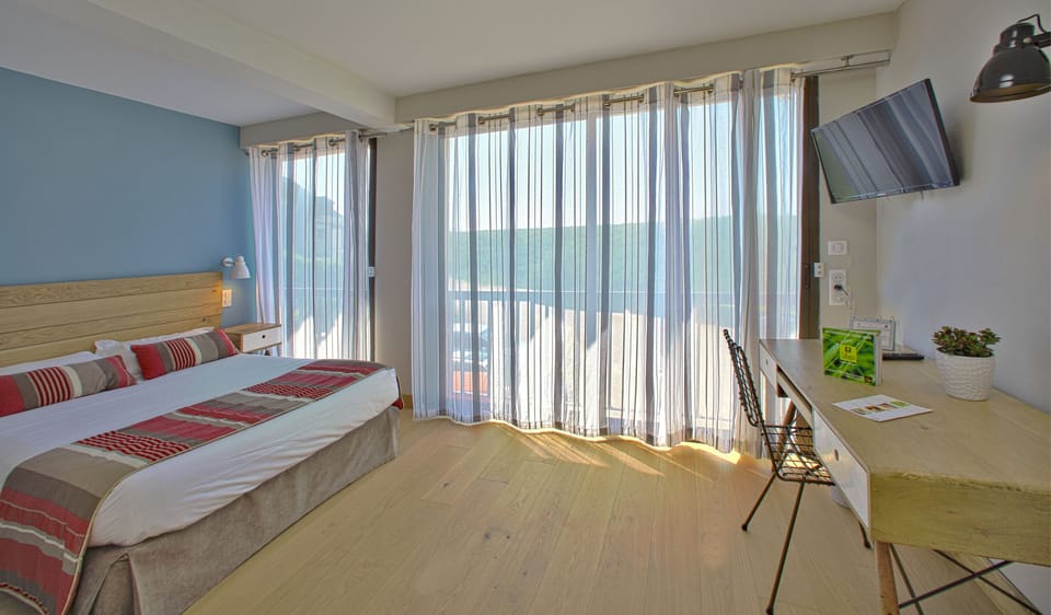 Double Room | Desk, WiFi (free), bed sheets