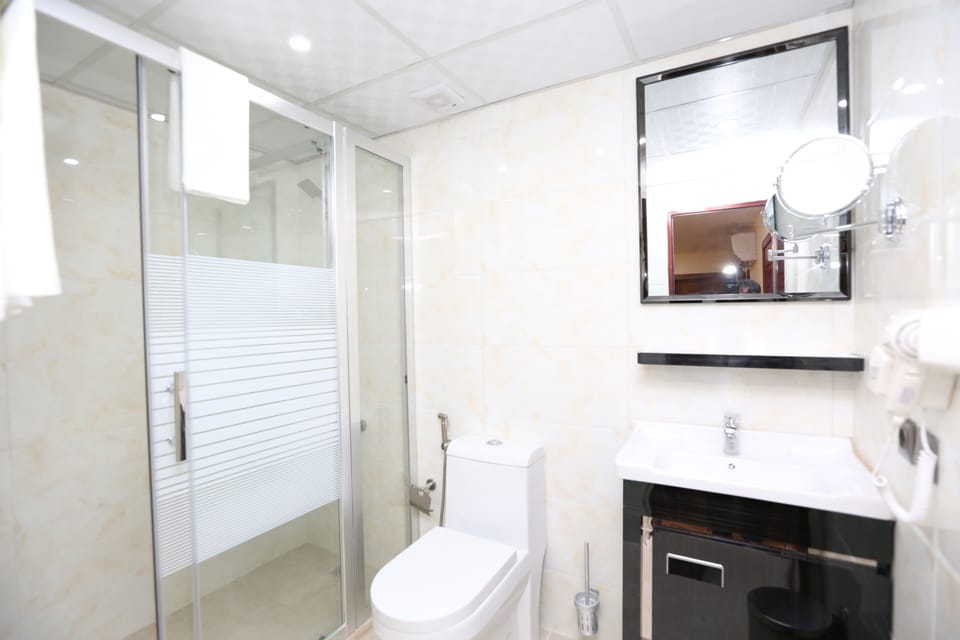 Shower, rainfall showerhead, free toiletries, hair dryer