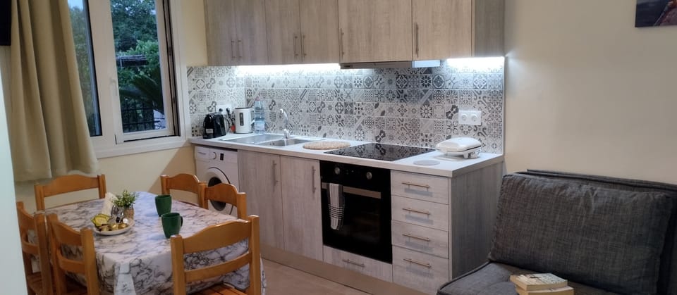 Fridge, stovetop, coffee/tea maker, electric kettle