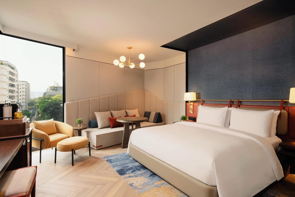 King Canopy Corner Room | In-room safe, desk, laptop workspace, blackout drapes