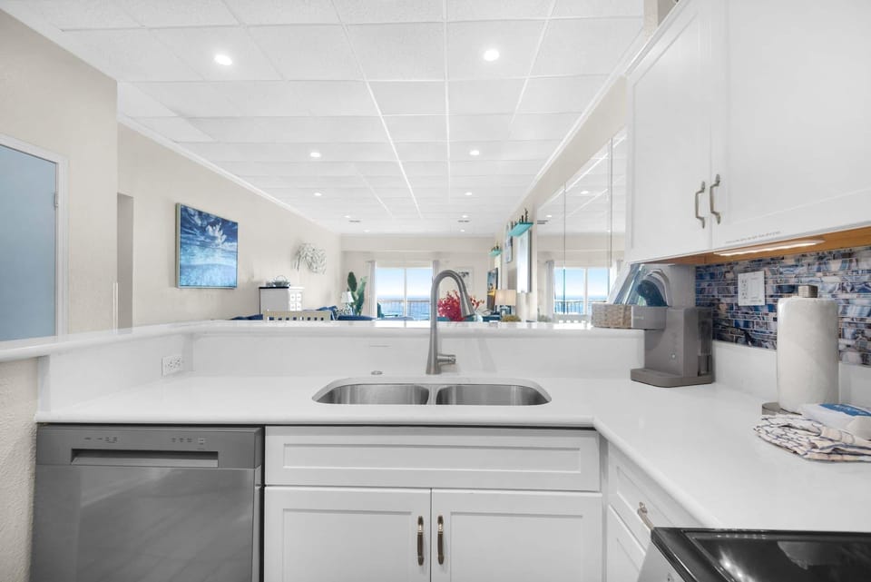 Condo, Multiple Beds (Sans Souci unit 207) | Private kitchen | Oven, toaster
