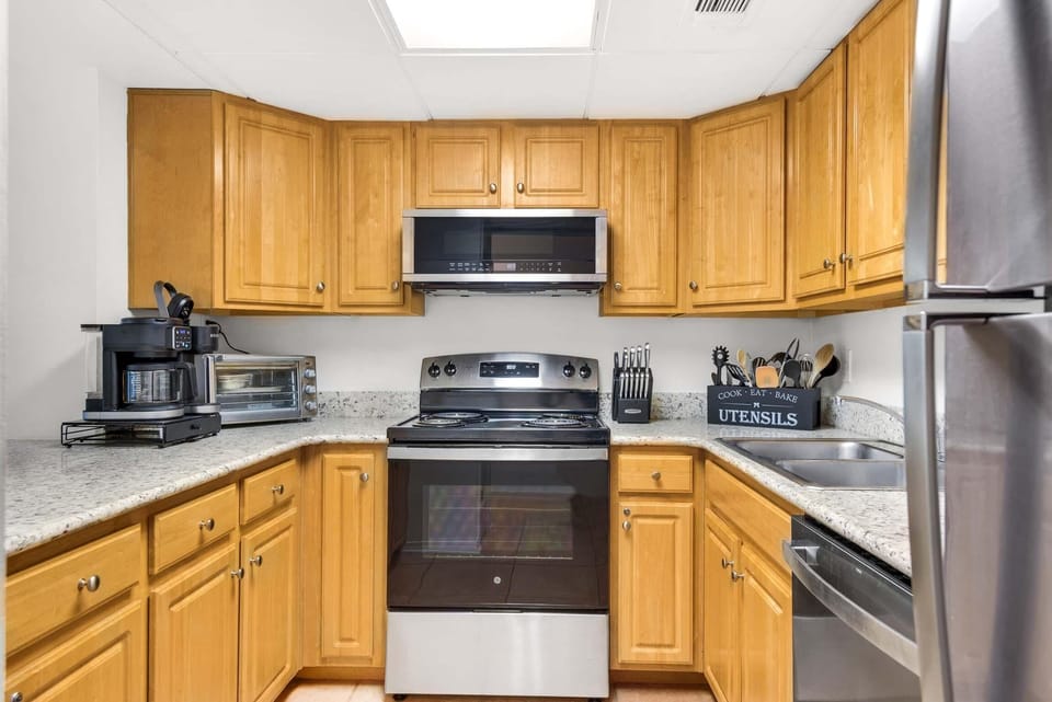 Condo, 1 King Bed with Sofa bed (Sand Dollar E-101) | Private kitchen