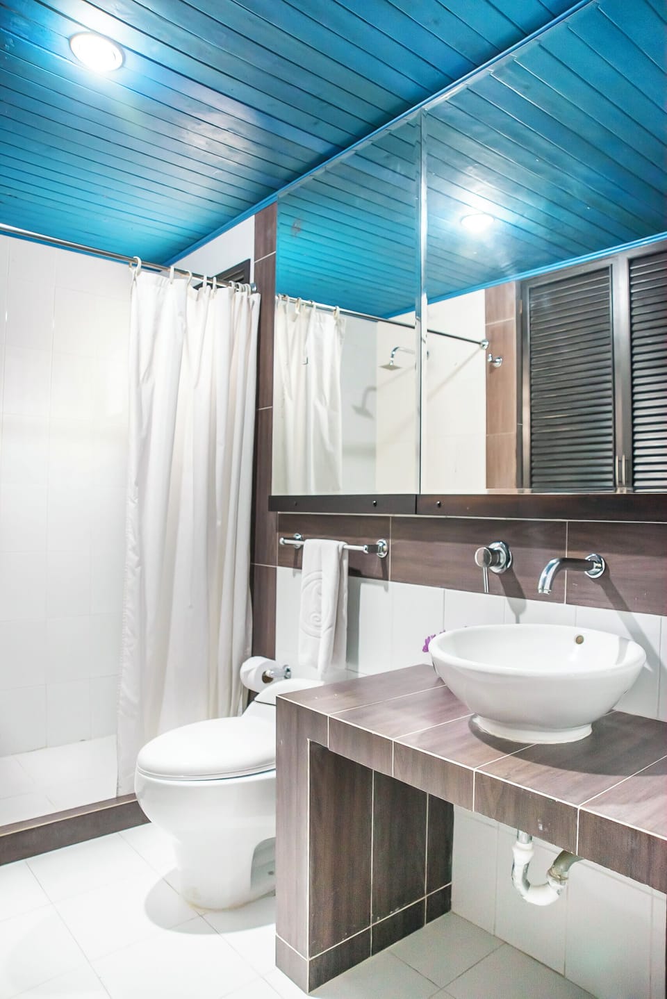 Family Villa | Bathroom | Bathtub, soap, shampoo, toilet paper