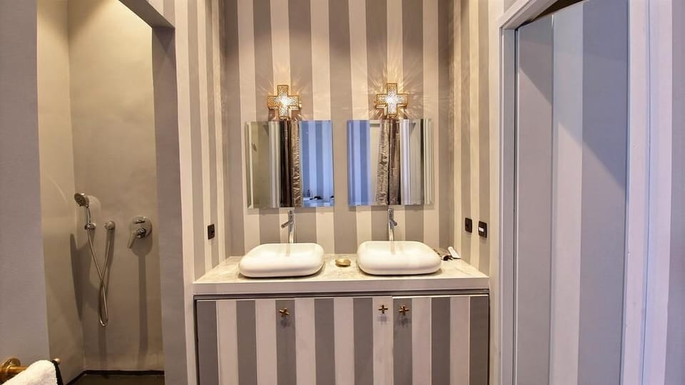 Deluxe Double Room | Bathroom sink