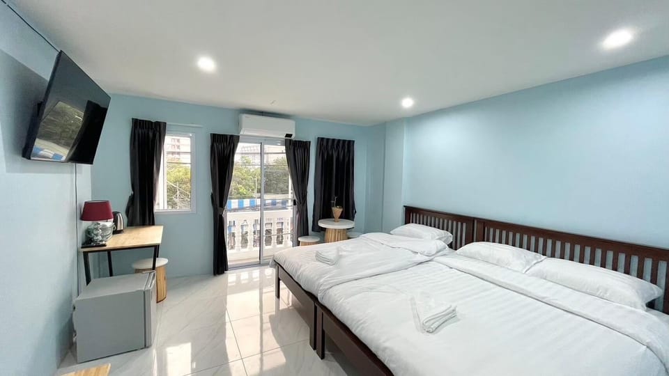 Deluxe Triple Room, Balcony, City View | WiFi (free)