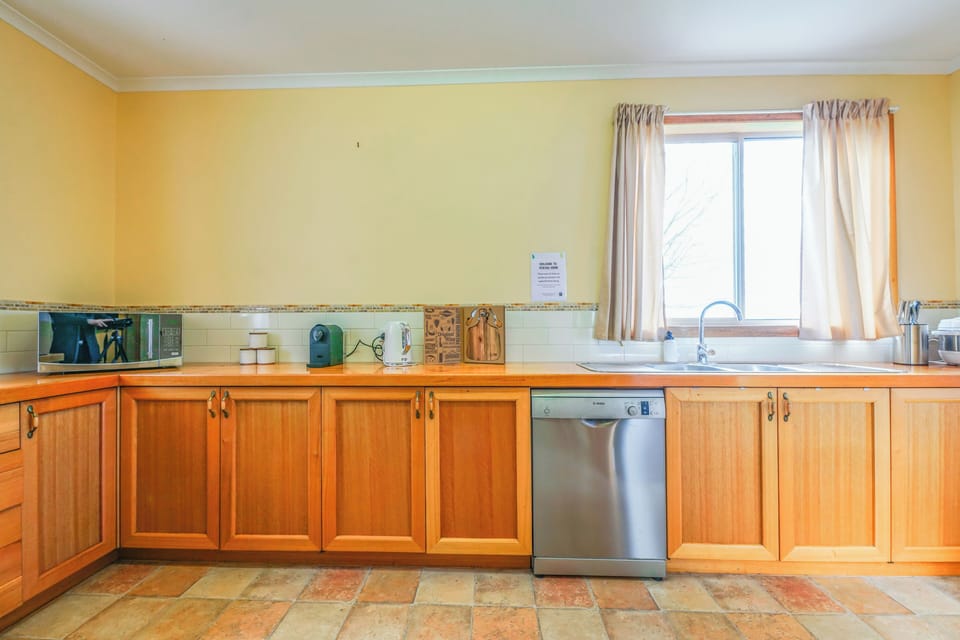Deluxe Townhome, River View | Private kitchen