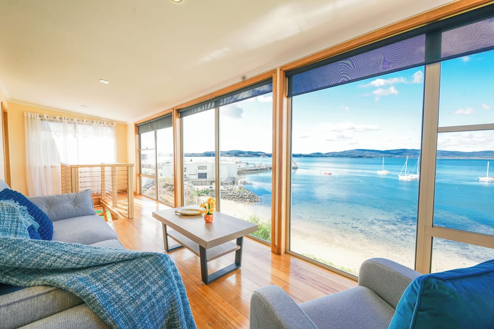 Deluxe Townhome, River View | Living area