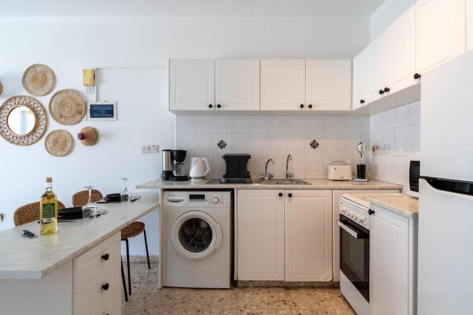 Apartment, 1 Double Bed with Sofa bed, Kitchen, City View | Private kitchen | Coffee/tea maker, full-size fridge, microwave, oven