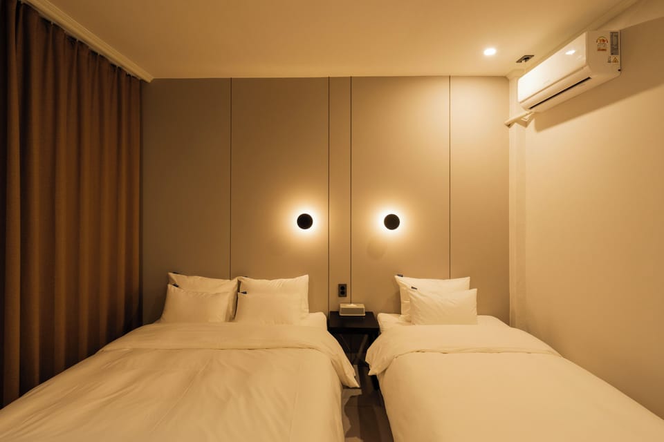 Deluxe Twin Room | Desk, free WiFi